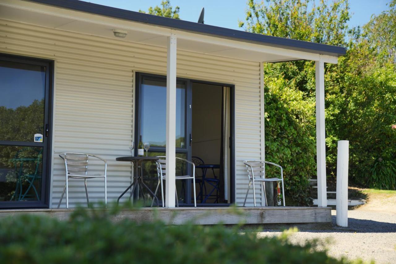 Akaroa Top 10 Holiday Park Екстер'єр фото