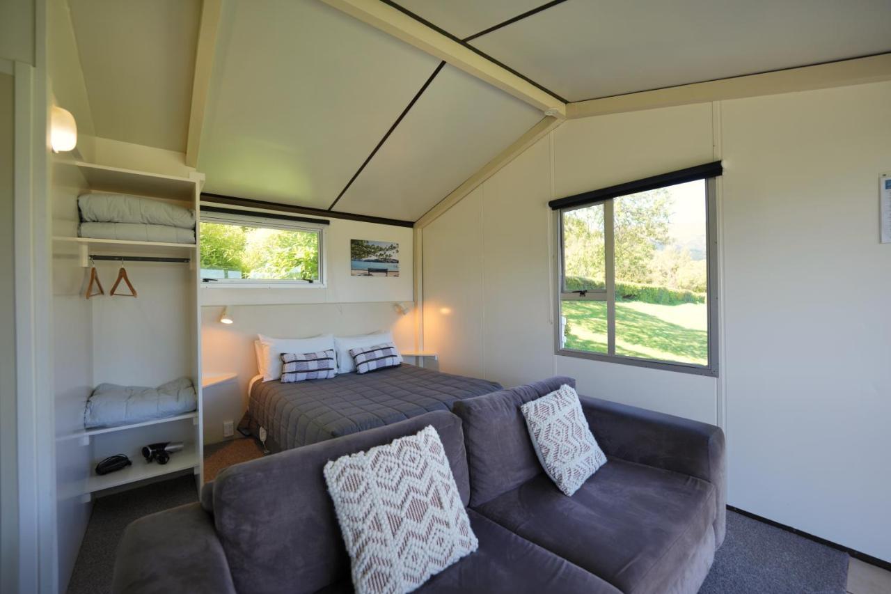 Akaroa Top 10 Holiday Park Екстер'єр фото