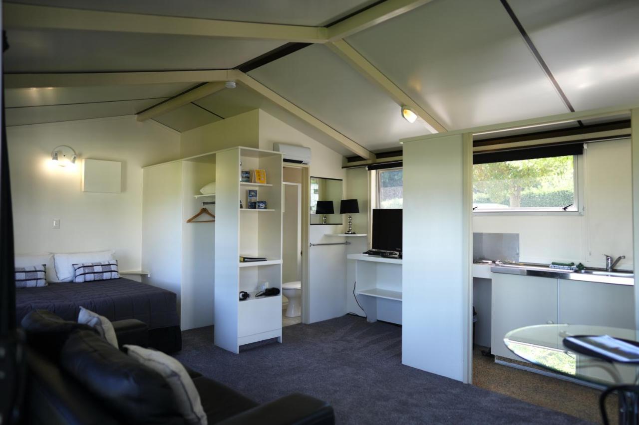 Akaroa Top 10 Holiday Park Екстер'єр фото