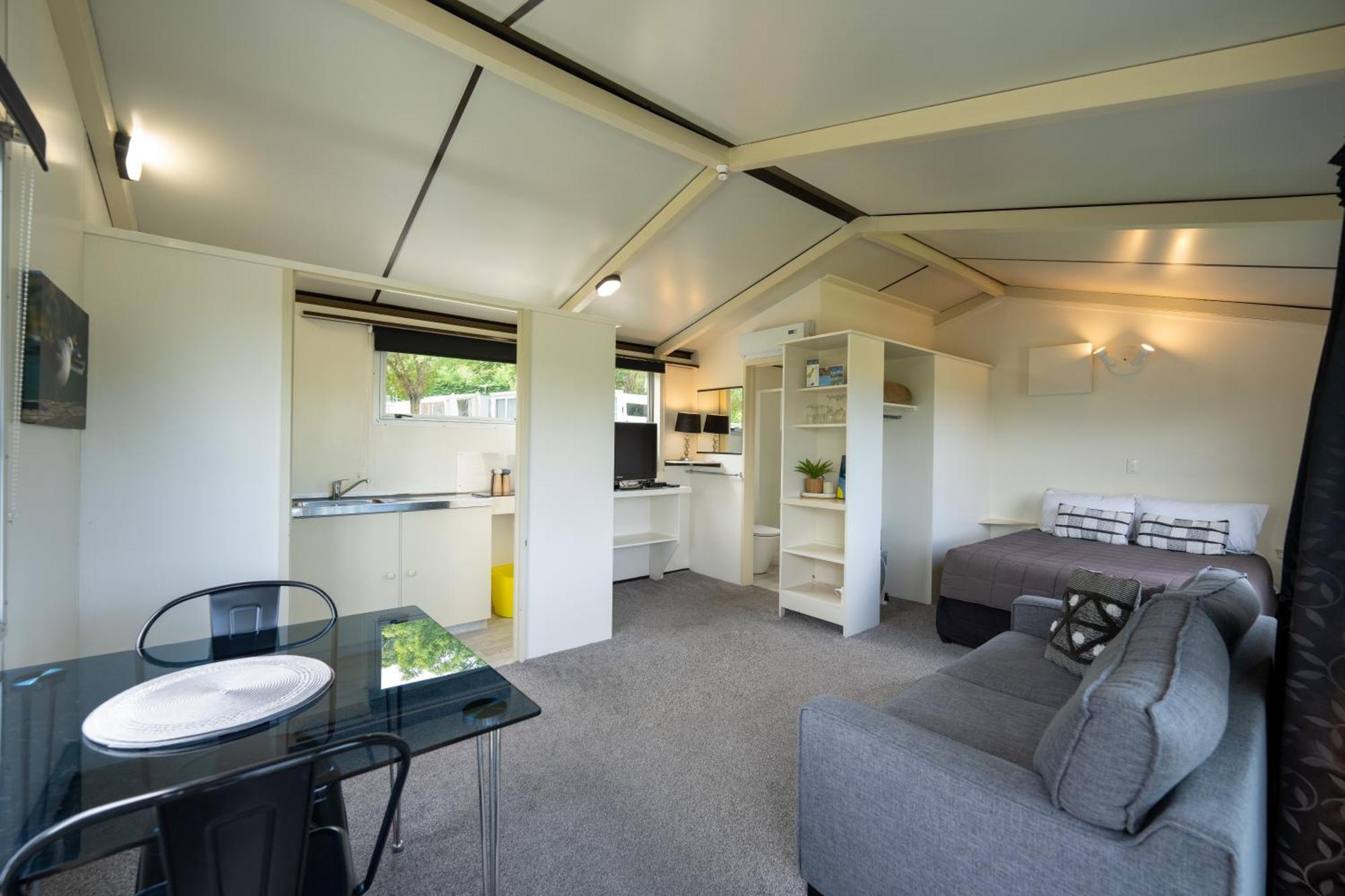 Akaroa Top 10 Holiday Park Екстер'єр фото